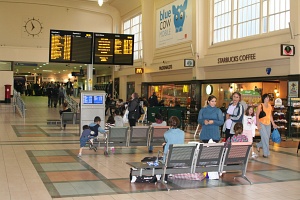 Anglia: hala dworca kolejowego w Leeds: podłoga lśni