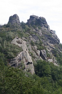 Jizerské hory: Granitowa formacja Frýdlantské cimbuří górująca nad wsią Bílý Potok