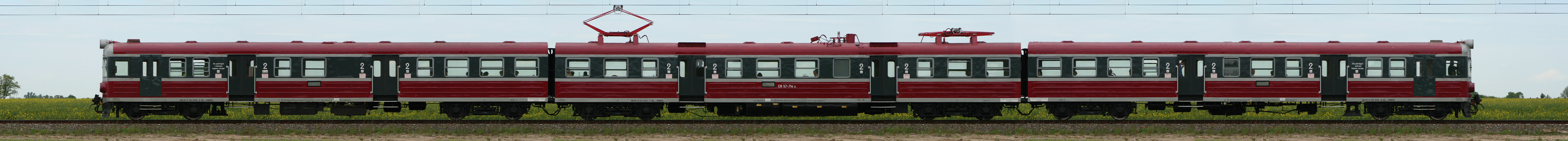 EN57-714 jako pocig spki Przewozy RegionalneR 77437 relacji Leszno - Pozna Gwny, 19.05.2015