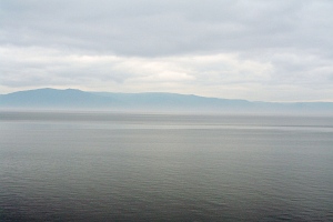 Pierwsze spojrzenie na Bajkał - między Irkuckiem a Ułan Ude pociąg jedzie częściowo wzdłuż brzegu jeziora