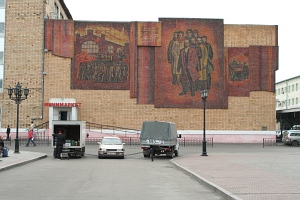 Mozaika z Leninem przed dworcem w Krasnojarsku