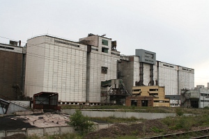 Jeden z gigantycznych obiektów przemysłowych w okolicach miasta Zaoziornyj z okna pociągu